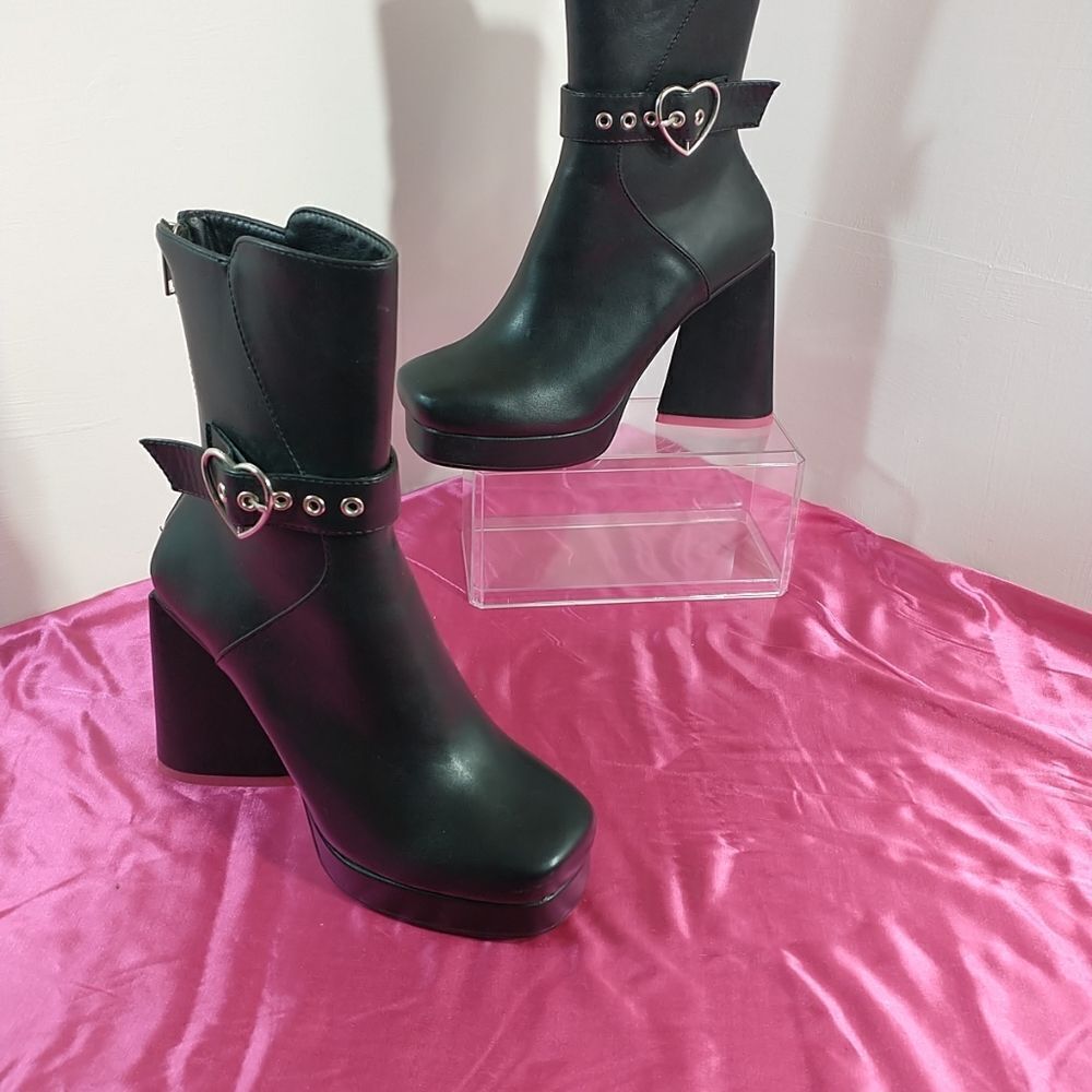 La moda Women's SZ 6 Club Platform Leather Boots. Condition is Pre-owned.